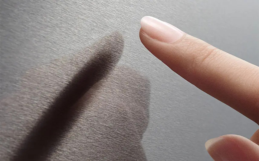 Mặt trước bằng thép không gỉ với lớp phủ chống dấu vân tay được phủ vĩnh viễn trên bề mặt bằng phương pháp xử lý đặc biệt