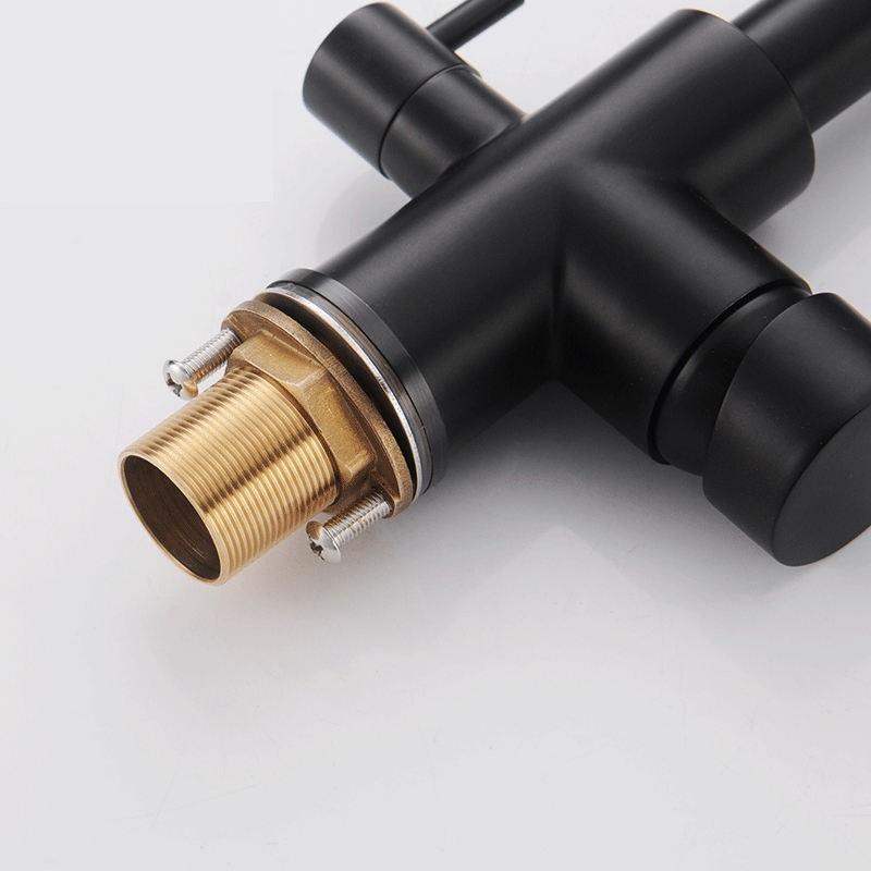 Thân vòi được làm từ đồng nguyên chất bề mặt phủ sơn tĩnh điện cao cấp nhiều lớp Thân vòi được làm từ đồng nguyên chất bề mặt phủ sơn tĩnh điện cao cấp nhiều lớp