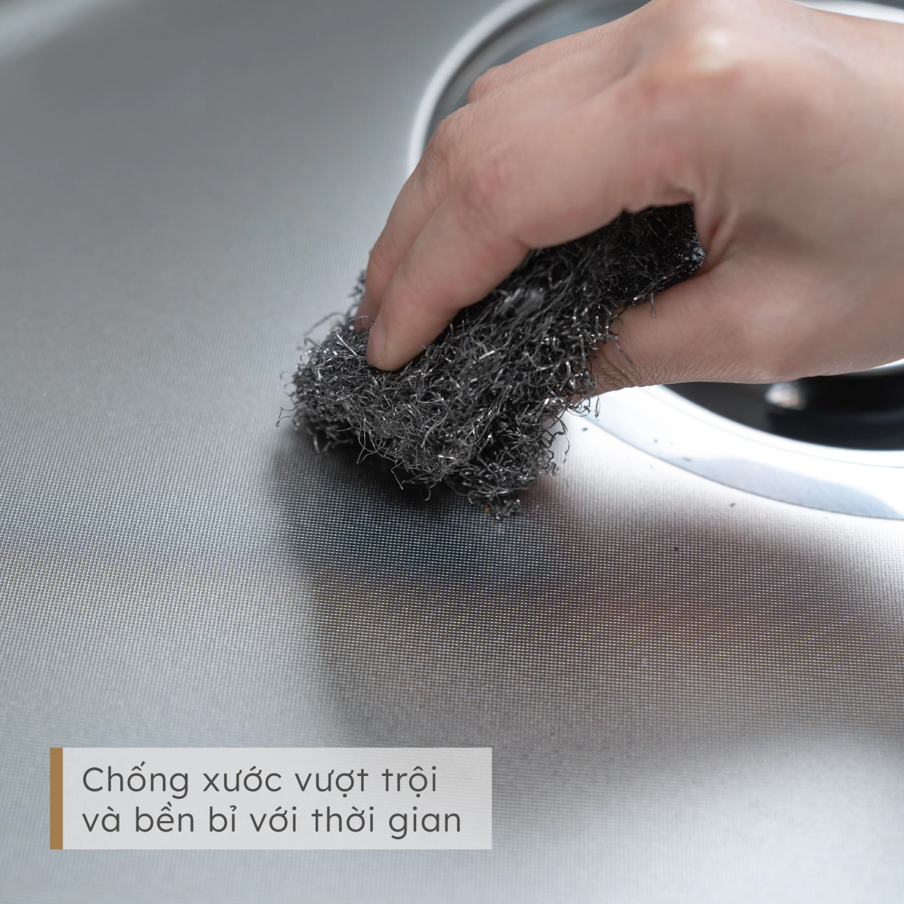 Chậu rửa bát Garis GS11.75 sử dụng bề mặt LinenShield-X™ Ultra Defense cấu trúc dập nổi có khả năng phân tán áp lực và chấn động, bảo vệ chậu bếp khỏi những vết xước không mong muốn