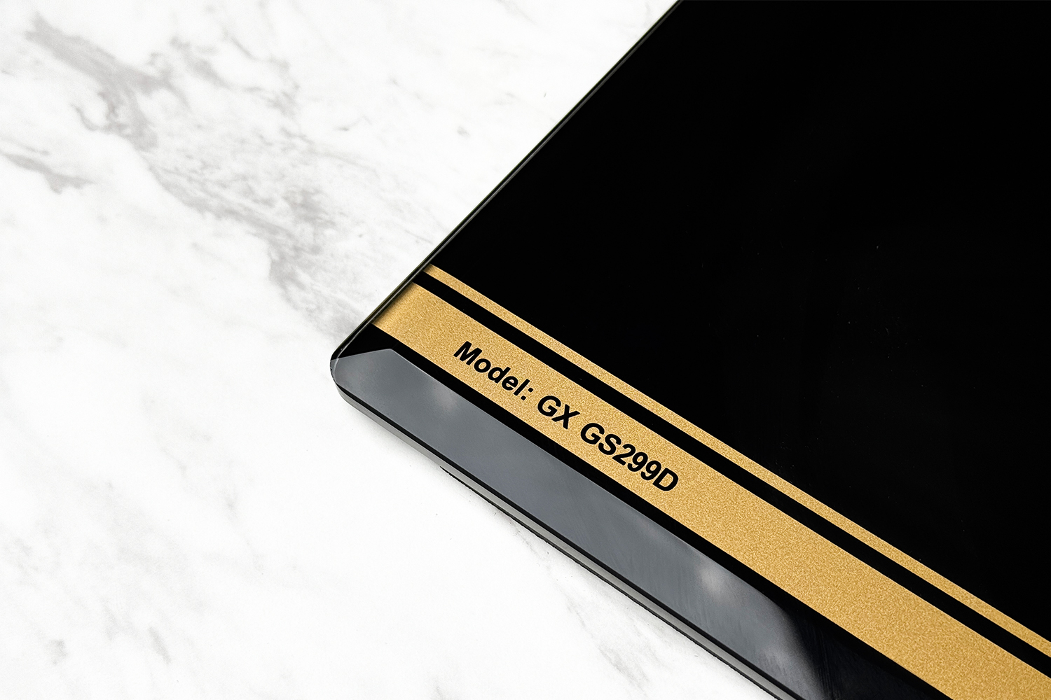 Bề mặt bếp được trang bị lớp kính cường lực đen bóng dày 8mm có khả năng chịu nhiệt và chịu lực tốt. Bề mặt bếp được trang bị lớp kính cường lực đen bóng dày 8mm có khả năng chịu nhiệt và chịu lực tốt.