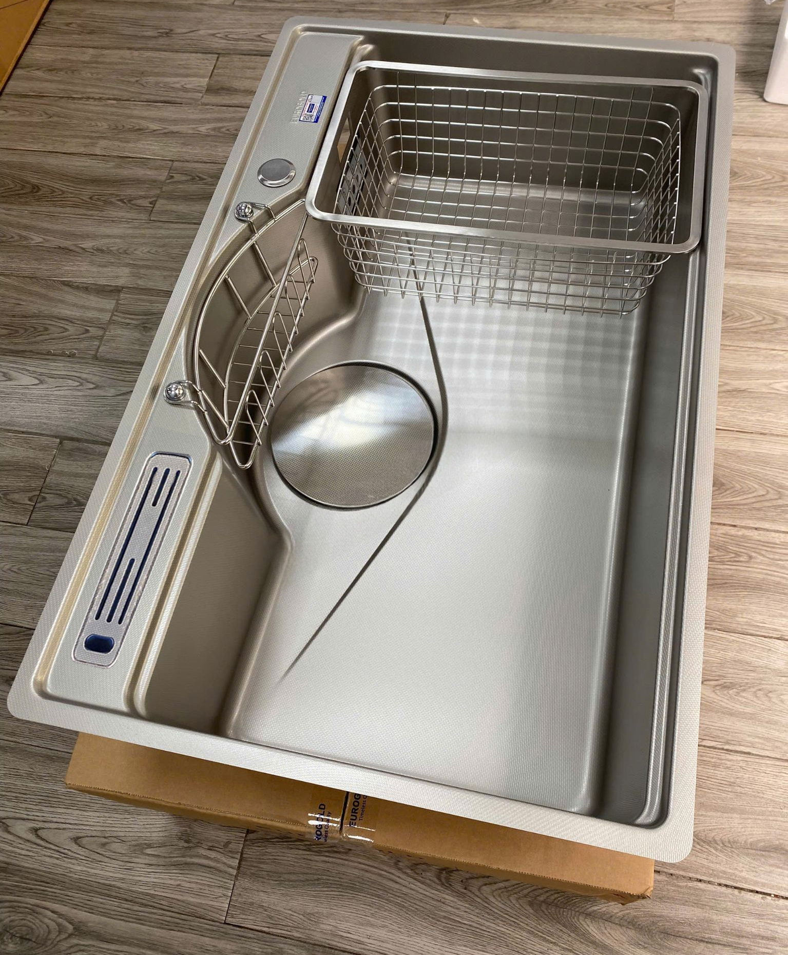 Chậu rửa bát Eurogold EUD37848 | EUD37848GA thiết kế 01 hố không có vách ngăn tối ưu hóa không gian sơ chế, vệ sinh. Chậu rửa bát Eurogold EUD37848 | EUD37848GA thiết kế 01 hố không có vách ngăn tối ưu hóa không gian sơ chế, vệ sinh.