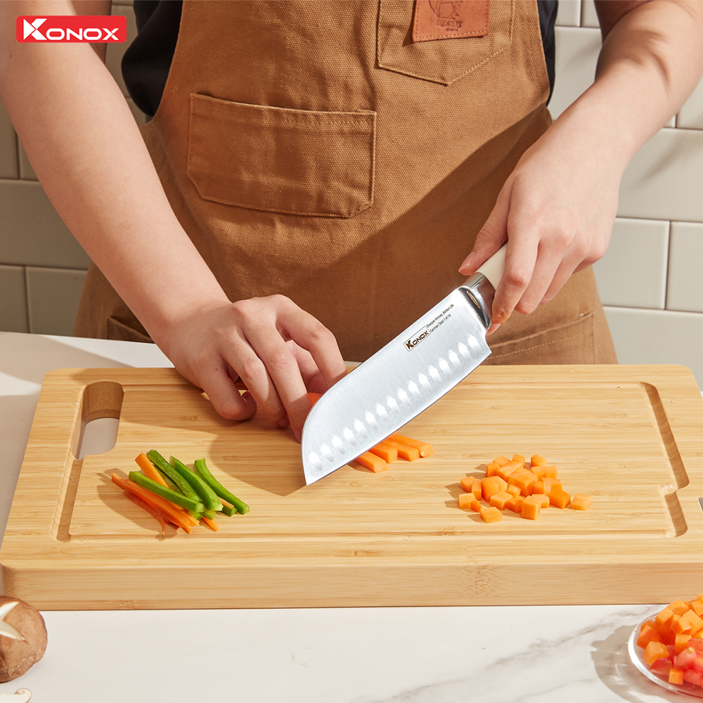 Santoku Knife: Lưỡi dao 7 inch, dày 2.2mm. Mỏng nhẹ, sắc bén, phù hợp với nhiều loại thực phẩm. Santoku Knife: Lưỡi dao 7 inch, dày 2.2mm. Mỏng nhẹ, sắc bén, phù hợp với nhiều loại thực phẩm.
