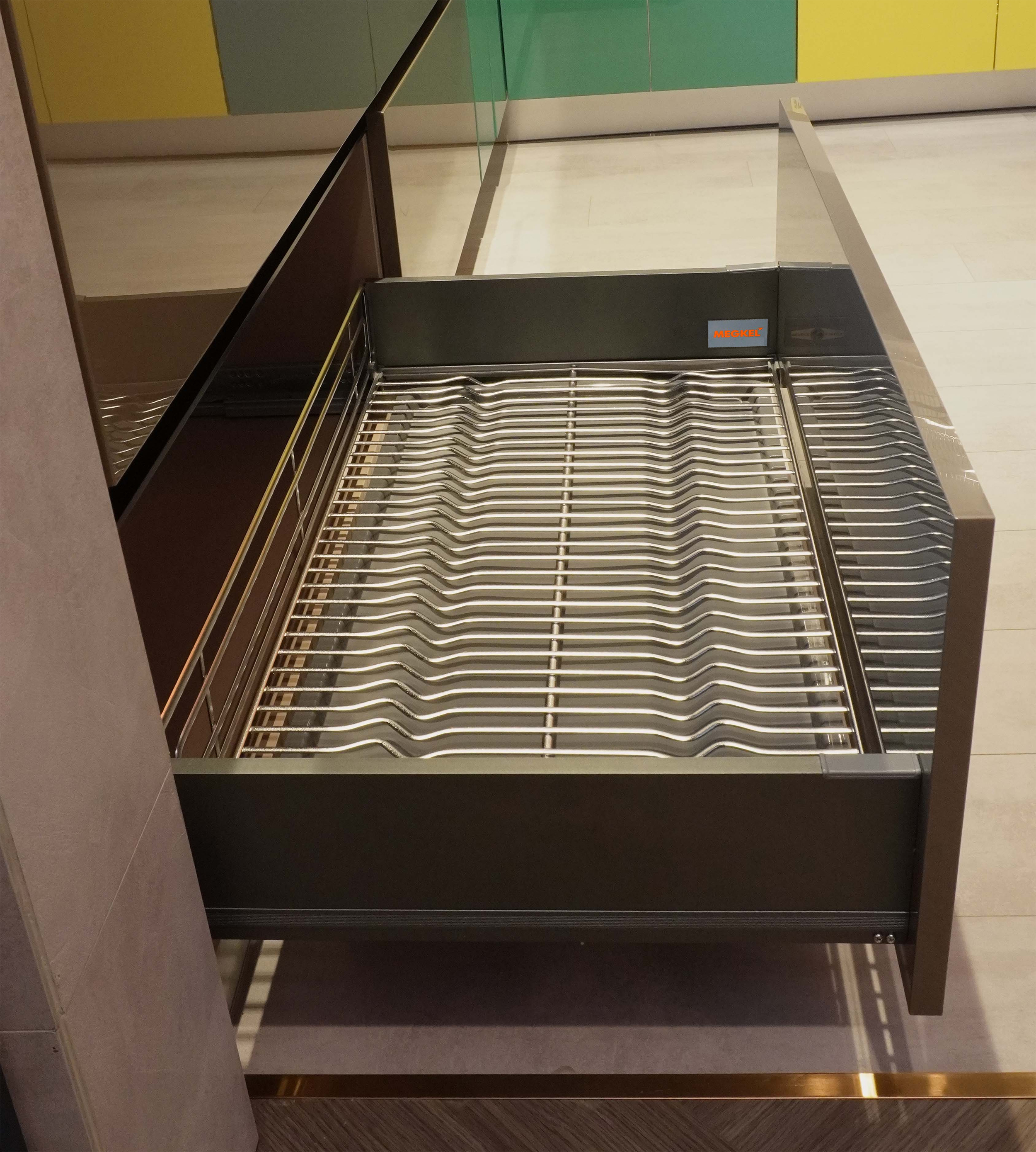 Giá xoong nồi vách hộp nan Oval cánh kéo 900mm MP02.90V là phụ kiện tủ bếp được nhập khẩu chính hãng từ thương hiệu nổi tiếng Garis | Megkel.