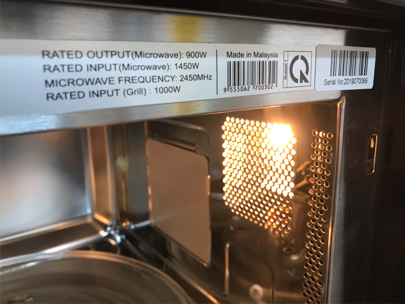 Bên trong của khoang lò còn được trang bị với đèn Halogen chiếu sáng. Bên trong của khoang lò còn được trang bị với đèn Halogen chiếu sáng.