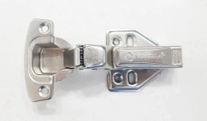 ban-le-newera-giam-chan-666c