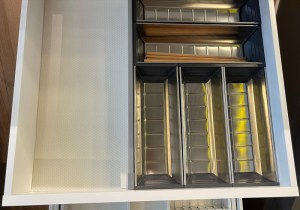 bo-khay-chia-cho-ngan-keo-rong-500mm-inox-mau-xam-dam-hafele-552-52-390