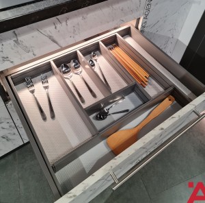 bo-khay-chia-cho-ngan-keo-rong-600mm-nhom-mau-xam-dam-hafele-552-52-307