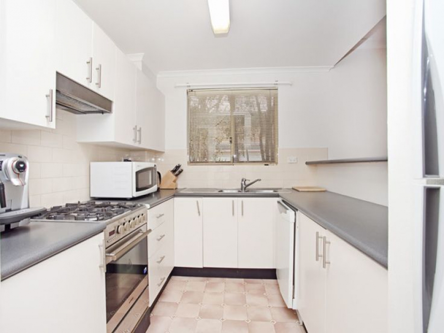 Mẫu tủ bếp dạng chữ U đẹp TB-HSN04