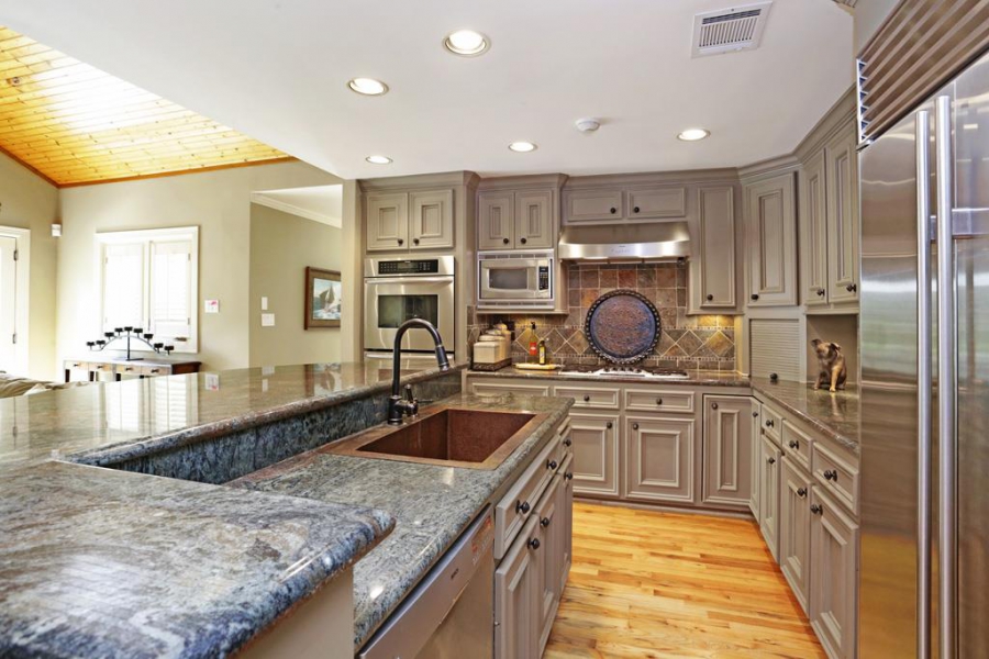 Mẫu tủ bếp gỗ giáng hương đẹp TB-HSN05