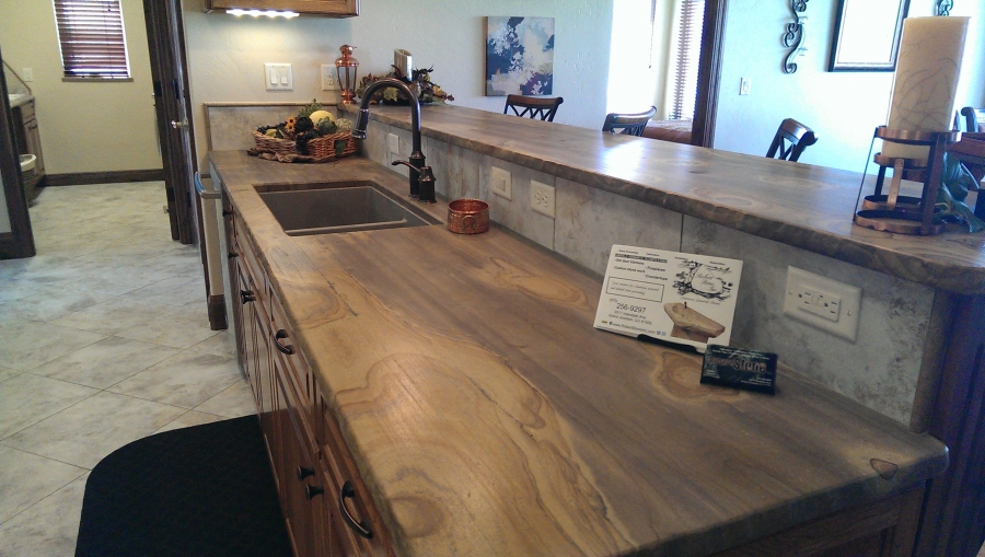 Mẫu tủ bếp gỗ giáng hương đẹp TB-HSN01